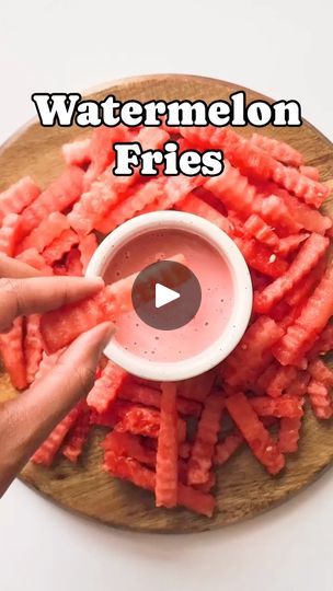 Watermelon Fries, Crinkle Fries, Healthy Summer Snacks, Cut Watermelon, Yogurt Dip, Fries Recipe, Strawberry Yogurt, Fresh Watermelon, Strawberry Dip