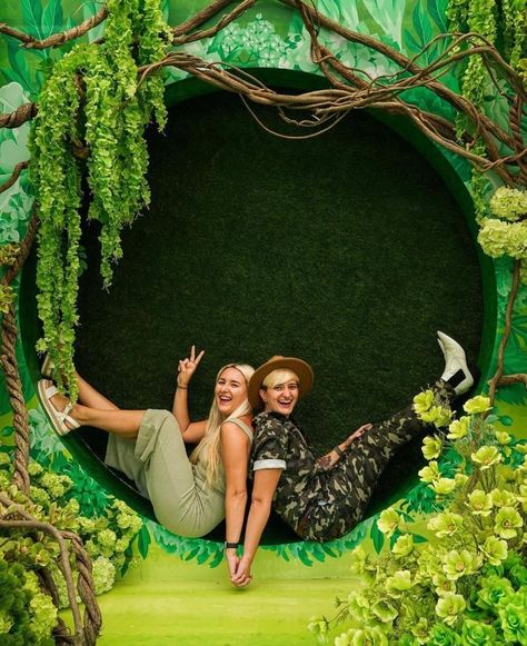 Forest Photo Booth Ideas, Forest Theme Photo Booth, Jungle Photobooth, Interactive Hoarding, Jungle Photo Booth, Photo Opportunity Ideas Events, Outdoor Photo Booths, Cinema Idea, Stand Feria