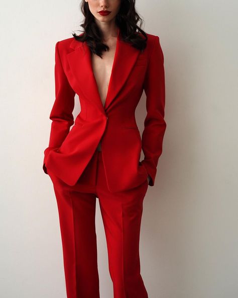 Womens Suits Wedding, Wedding Pantsuits, Italian Wardrobe, Red Pantsuit, Unique Fashion Outfits, Womens Casual Suits, Wedding Pantsuit, Prom Ideas, Woman Suit Fashion