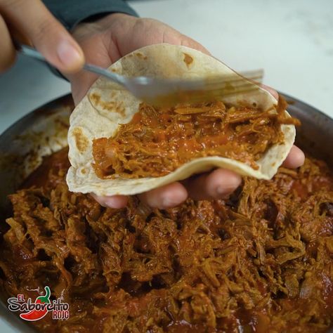 Carne Deshebrada para Tacos y Gorditas | Deliciosa y fácil receta de Carne Deshebrada para Tacos y Gorditas... 😍🤤🍲🌮 Sígueme en: El Saborcito Rojo #RecetaMexicana #Carne #Tacos | By El Saborcito Rojo Carne Guisada Enchiladas, Carne Desebrada Recipes, Carne Guisada Tacos, Carne Asada Burrito Recipe, Carne Adovada Tacos, Carne Asada Salsa Roja, Tinga Recipe, Tacos Mexicanos, Dinner This Week