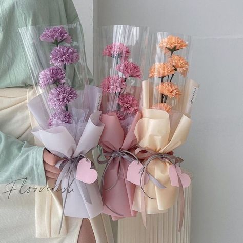 Korean Bouquet Wrapping, Flower Wrapping Ideas Florists, How To Wrap Flowers In Paper, Flower Packaging Ideas, Bouquet Wrap Ideas, Natural Flower Centerpieces, Flower Shop Design, Diy Bouquet Wrap, Bouquet Tutorial