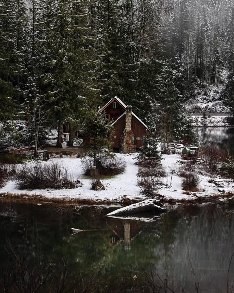 Snowy Cabin, Little Cabin In The Woods, A Cabin In The Woods, Cabin Aesthetic, Winter Cabin, Little Cabin, Explore Canada, Small Cabin, Cabins And Cottages