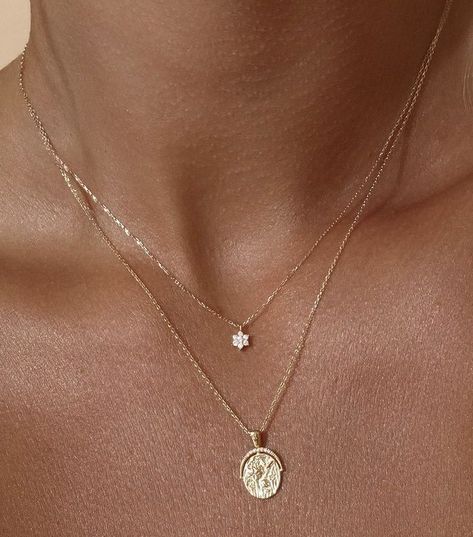 Dantiy Gold Necklace, Simple Layered Necklaces Gold, Aesthetic Everyday Jewellery 2023, Stacked Necklaces Gold Dainty, Simplistic Gold Jewelry, Gold Stacked Necklaces Simple, Brunette With Gold Jewelry, Everyday Gold Necklace Stack, Dainty Necklace Layering