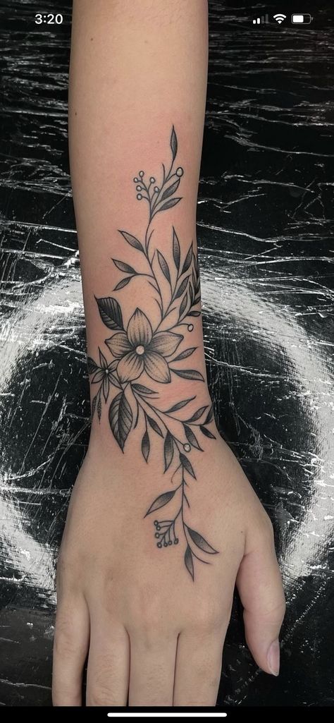 Wrap Around Wrist Tattoos, Flower Wrist Tattoos, Forearm Tattoo Women, Leg Tattoos Women, Wrist Tattoos For Women, Small Hand Tattoos, Makijaż Smokey Eye, Tattoo Feminina, Subtle Tattoos