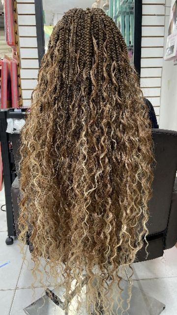 Blonde Highlight Goddess Braids, Boho Braids Honey Blonde, Brown And Blonde Boho Knotless Braids, Boho Braids With Blonde Highlights, Blond Brown Braids, Boho Braids Blonde And Brown, Blonde And Brown Boho Knotless Braids, Brown Braids With Blonde Highlights, Honey Blonde Boho Braids