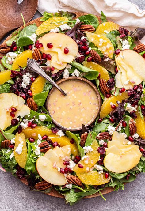 Christmas Salad on a round platter with a round bowl of vinaigrette in the center. Apple Pomegranate, Christmas Salad Recipes, Christmas Salad, Winter Salad Recipes, Christmas Meals, Holiday Salads, Christmas Dinners, Christmas Salads, Holiday Dinner Table