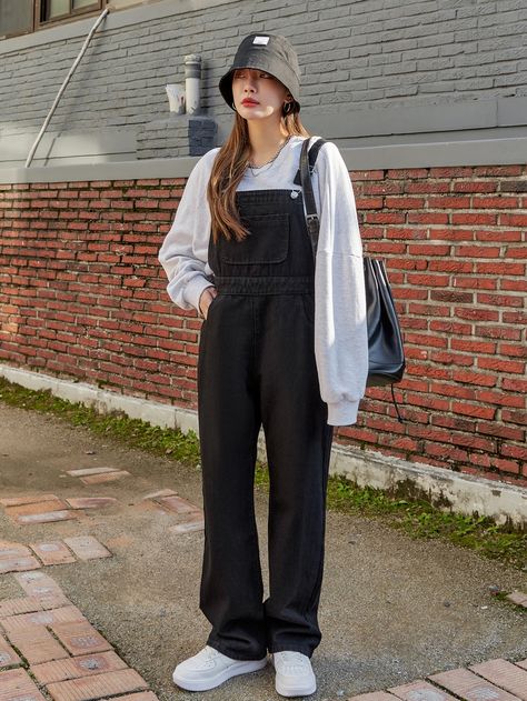 Overalls Outfit Grunge, Salopette Outfit, Overalls Outfit Winter, Overalls Outfit Aesthetic, Overalls Aesthetic, Black Overalls Outfit, Celana Jogger Wanita, Dungaree Outfit, Tomboy Stil