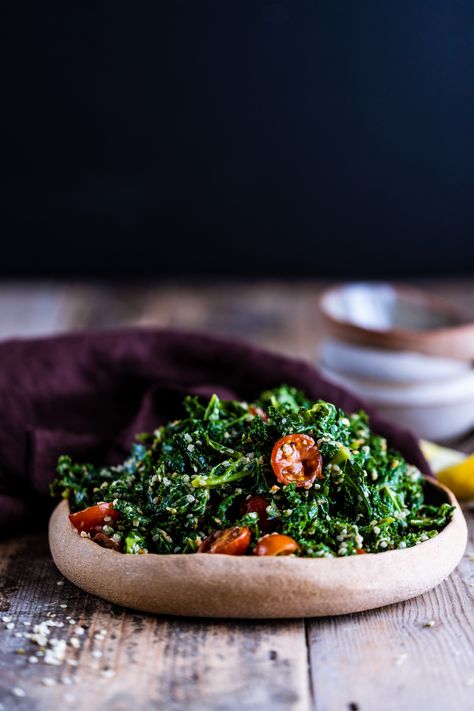 Kale avocado salad in a brown bowl on a wooden surface Raw Vegan Recipes Easy, Raw Salad Recipes, Kale Avocado Salad, Kale Benefits Health, Massaged Kale Salad, Massaged Kale, Avocado Salad Recipes, Raw Recipes, Kale Recipes