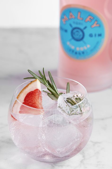 Cocktail Recipe: Malfy Gin Rosa & Tonic | Savour Magazine Hendricks Gin Cocktails, Watermelon Gin Cocktail, Blueberry Lemonade Recipe, Gin Cocktails Summer, Grapefruit Gin Cocktail, Cucumber Gin Cocktail, Summer Gin Cocktails, Gin Rosa, Cocktails Strawberry