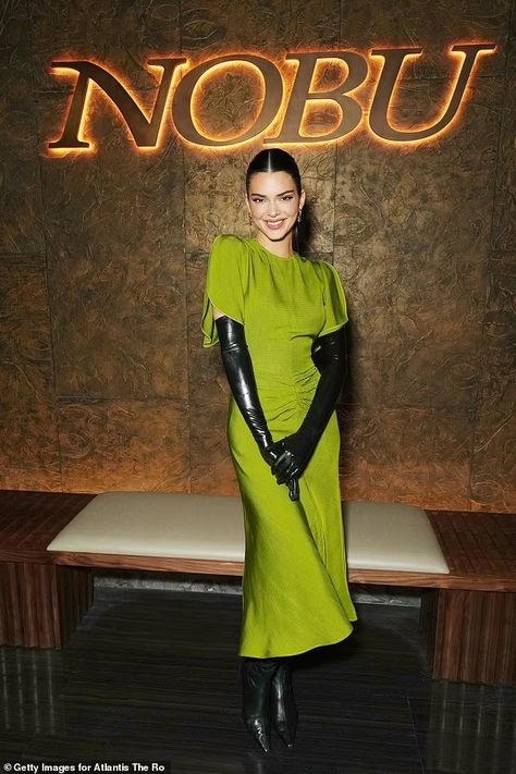 Kendall Jenner is classically chic while showing off her toned frame in a figure-hugging green dress | Daily Mail Online Style Kendall Jenner, Kendall Jenner Dress, Green Dress Outfit, Victoria Beckham Dress, Kendall Style, Toni Garrn, Kendall Jenner Outfits, Kendall And Kylie Jenner, Jenner Style