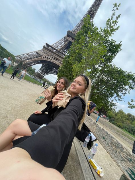 Study abroad inspo Trips Abroad, Semester Abroad Aesthetic, Uk Study Abroad, Study In Europe, Moving Abroad Aesthetic, Studying Abroad, Studying Abroad Aesthetic, Study Abroad France, Study Abroad Aesthetic