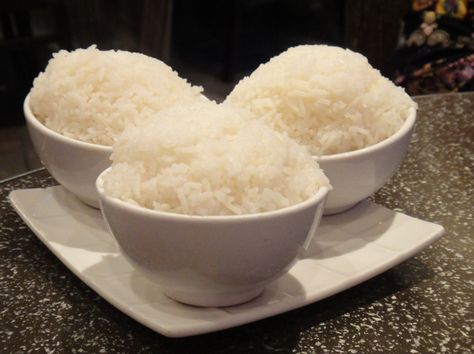 Develop a taste for cold rice to save calories. Here's how to cut the calories in your rice by more than half, according to the researchers: Add a teaspoon of coconut oil to boiling water, then add half a cup of rice. Simmer for 40 minutes or boil for 20 to 25 minutes. The cooked rice should then go into the refrigerator for 12 hours, which means you'll need to cook it ahead of time. Steam Rice Recipe, Soaked Rice, Rice Diet, Vegetarian Gravy, Healthy Abs, Boiled Rice, Plain Rice, How To Make Cauliflower, Ab Diet