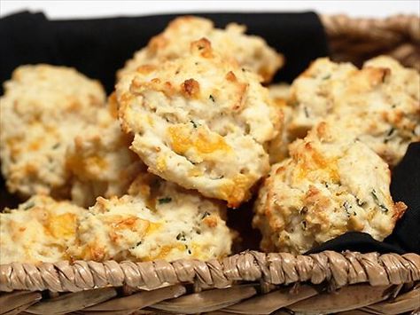 Justine shares her recipe for Cheddar and Chive Biscuits with her son. Herb Biscuits Recipe, Beer Biscuits, Herb Biscuits, Garlic Cheese Biscuits, Buttermilk Biscuits Recipe, Cheddar Biscuits, Drop Biscuits, Cheese Biscuits, Garlic Cheese