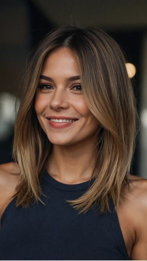 Hair For An Oval Face, Brown Short Hair Round Face, Bob Hairstyles On Round Faces, Fall 2024 Hair Trends Round Face, Short Hair Inspo Round Face, Curved Bangs Medium Hair, Short Medium Length Haircut Straight, Best Hair Length For Oval Face Shape, Oval Face Hairstyles With Bangs