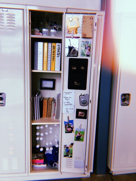 Organisation, Aesthetic Locker Decor, Cute Locker Ideas, Locker Essentials, School Locker Organization, School Locker Decorations, Middle School Lockers, High School Lockers, Locker Ideas