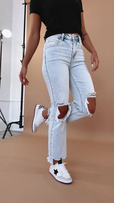 Jeans With Sequin Top Outfit, Trendy Cute Jeans, Body Suit Outfits Fall Casual, Graphic Tees With Jeans, Friday Night Casual Outfit, Cali Trip Outfits, Jean Inspo Outfit, Different Jeans Styles For Women, Jeans With Dunks