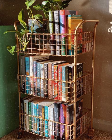 Bookshelves Small Space, Bookish Apartment, Book Organization Small Spaces, Small Bedroom Bookshelf Ideas, Dorm Room Bookshelf, Book Shelf Ideas Bedroom Small Spaces, Book Storage Ideas For Small Spaces, Bookshelf Ideas For Small Spaces, Diy Book Storage