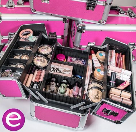 Need one of these!!! Makeup Kit Box, Rangement Makeup, Pink Suitcase, Professional Makeup Kit, Alat Makeup, Essence Makeup, Suitcase Travel, Makeup Train Case, Makeup Training