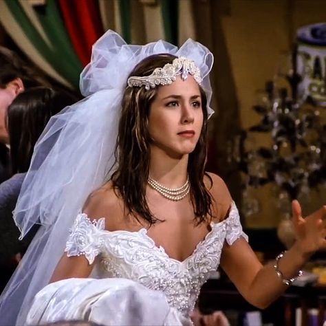 Throwback to the pilot episode(one of my favs), but Jen looked absolutely stunning in that dress, who else agrees?🤩👰🏼 #jenniferaniston… Iconic Fashion Looks, Movie Wedding Dresses, Rachel Friends, Green Wedding Dresses, Period Pieces, Wedding Movies, Brown Lipstick, Greek Wedding, Rachel Green