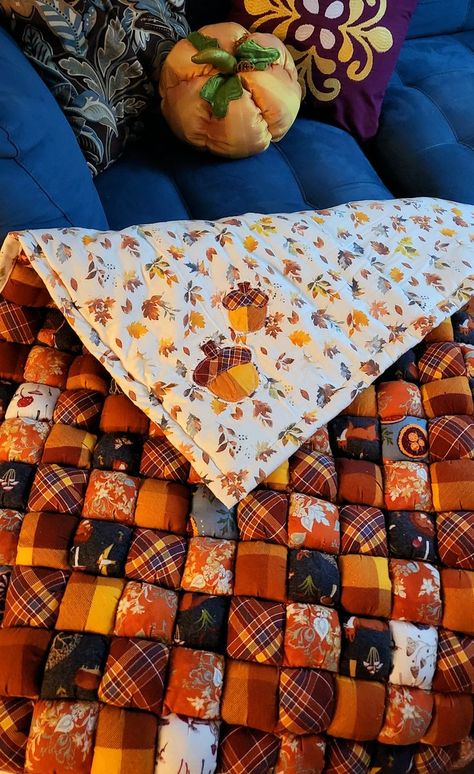 Fall Harvest Puff Quilt Autumn Table Runners Quilted, Fall Patchwork Quilt, Things To Sew For Fall, Embroidery On Blankets Ideas, Big Sewing Projects, Diy Fall Blankets, Blanket Ideas Sewing, Sewing Projects Halloween, Easy Fall Sewing Projects