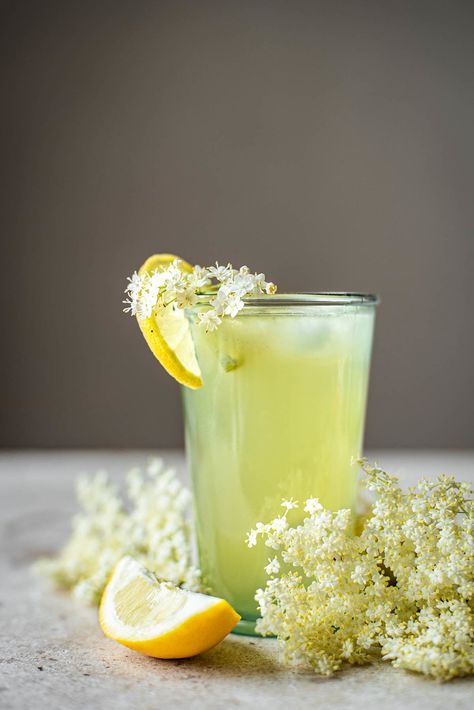 Elderflower lemonade, made with fragrant elderflowers, honey, and lemons. This is a floral, spring take on honey lemonade, and well worth seeking out elder for. #elderflower #gathering #wildfood #lemonade #honey #drinks #spring Honey Drinks, Elderflower Lemonade, Elderflower Recipes, Elderberry Flower, Honey Lemonade, Mead Recipe, Elderberry Recipes, Soda Syrup, Healty Dinner