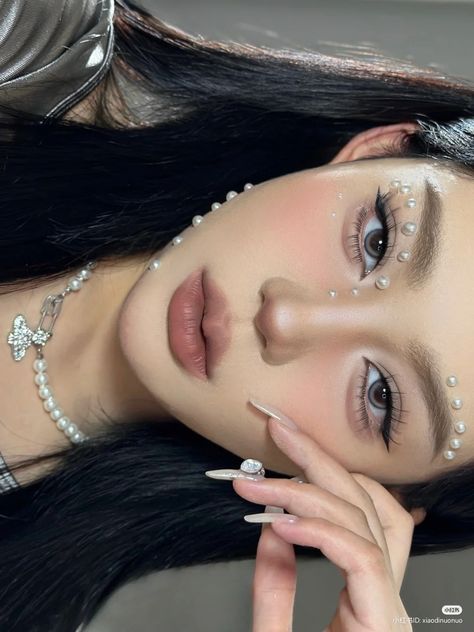 Makeup Look With Pearls, Mermaid Makeup Halloween, Makeup Layout, Disco Makeup, Jewel Makeup, Gem Makeup, Club Makeup, Bad Makeup, Rhinestone Makeup