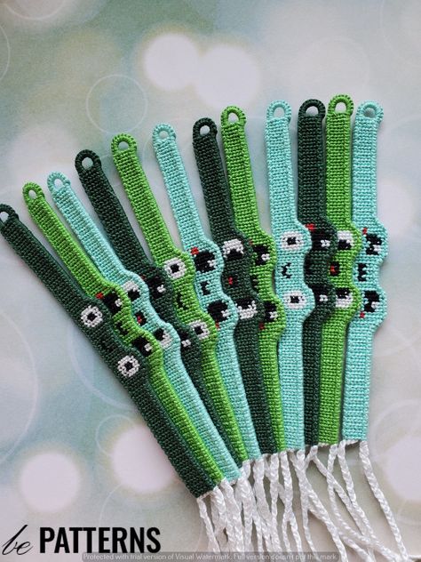 Crochet Jewelry: Boho Chic Bracelets Knitted Friendship Bracelet, Frog Friendship Bracelet Pattern, Crochet Friendship Bracelets, Knitted Bracelets, Embroidery Thread Bracelets, Knitting Bracelet, Frog Bracelet, Bracelets String, Alpha Bracelets