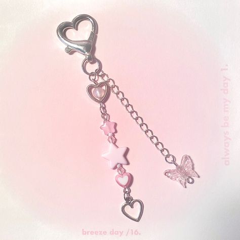 Pink Phone Charm Aesthetic, Cute Aesthetic Keychains, Pink Keychain Aesthetic, Keychain Ideas Beads, Keychain Beads Ideas, Keychain Beads Diy, Beads Keychain Ideas, Cute Keychain Aesthetic, Bead Keychain Patterns