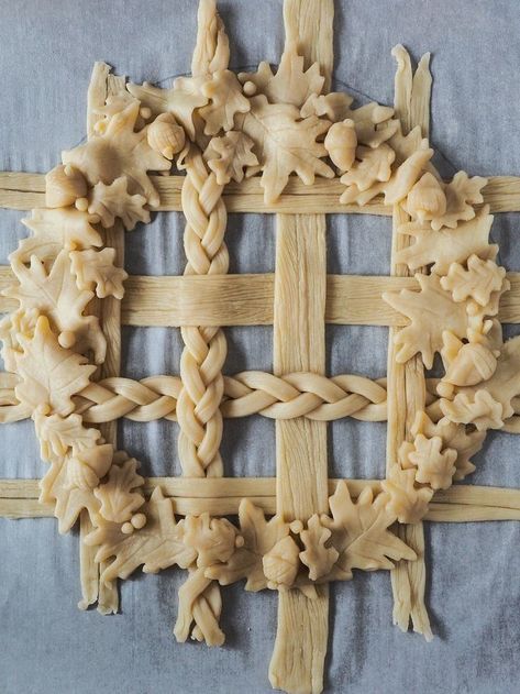 Holiday Cooking Christmas, Fancy Pie Crust, Pie Crust Art, Pumpkin Pie Crust, Creative Pies, Lattice Pie Crust, Decorative Pie Crust, Lattice Crust, Pumpkin Pie Cookies