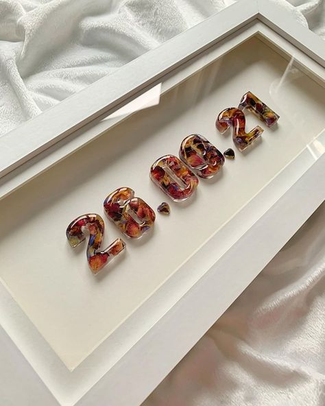 Resin Craft Packaging Ideas, Resin Keepsake Ideas, Resin Preservation, Diy Resin Gifts, Resin Works, Box Frame Art, Floral Preservation, Desain Quilling, Resin Crafts Tutorial