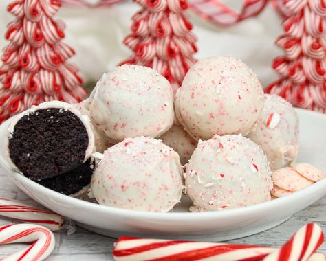 Chocolate Peppermint Cake Pops, Peppermint Cake Balls, Peppermint Pastries, Pepermint Cake, Peppermint Cake Pops, Holiday Cake Balls, Holiday Chocolate Cake, Peppermint Balls, Peppermint Desserts