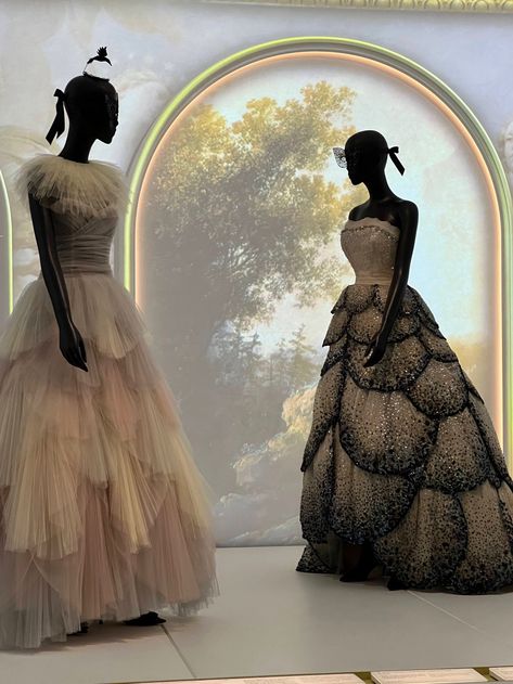 Captured at the Galleries Dior in Paris. I loved the silhouette of these mannequins in vintage couture clothing against the illuminated backdrop. 90s Runway Fashion Dior, Fashion Runway Aesthetic, Dior Vintage Dress, Paris Fashion Outfits, Vintage Dior Dress, Dior Couture Gowns, Runway Aesthetic, Paris Sightseeing, Christian Dior Dress