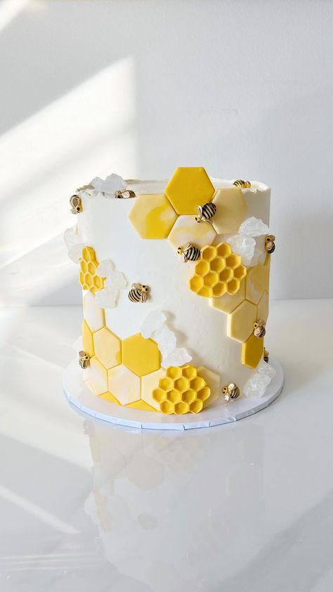 Bee Birthday Cake, Nice Cake, Honeycomb Cake, Beaux Desserts, Bee Cakes, Cakes Recipes, Creative Birthday Cakes, Pretty Birthday Cakes, Yellow Cake