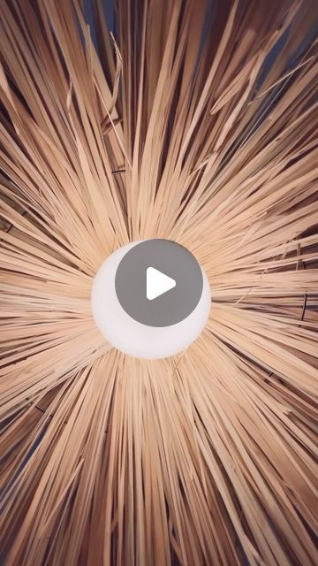 DIY deco d’interieur on Instagram: "Voici une astuce pour créer une suspension façon Bali .. à partir d’un abat-jour à 20€ chez @gifi.officiel et de feuilles de palmes @amazon , je démonte les feuilles de leur tige et je viens les coller tout autour de ma suspension ,à l’extérieur comme à l’intérieur.. et vous voilà avec une suspension façon Bali naturelle et bohème qui donnera un côté exotique à votre intérieur, venez me dire ce que vous en pensez!!" Diy Suspension Luminaire, Diy Suspension, Diy Luminaire, Diy Deco, Table Diy, Ibiza, Bali, Instagram