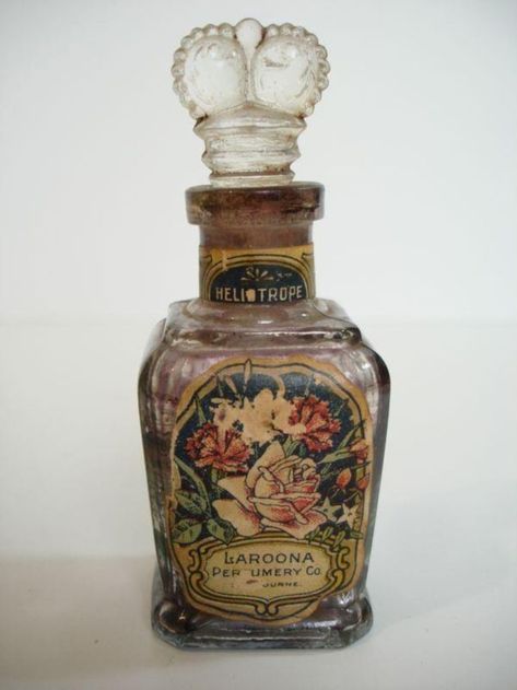 vintage perfume bottles | Vintage Perfume Bottle.... Vintage Parfum, Old Perfume Bottles, Vintage Perfumes, Fragrance Bottles, Beautiful Bottles, Pretty Perfume Bottles, Beautiful Perfume Bottle, Antique Perfume Bottles, Vintage Cosmetics