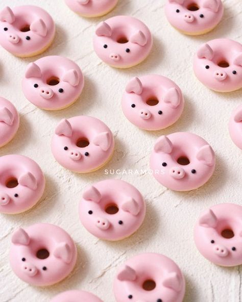 Fimo, Mini Donut Design Ideas, Mini Donut Design, Pig Macarons, Donut Designs Ideas, Mini Doughnut Ideas, Mini Donut Cake, Mini Donuts Decoration, Pig Donut