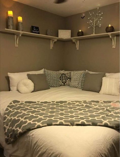 Corner Bed Design, College Apartment Bedding, Swedish Bedroom, Cozy Office Space, Cozy Closet, Super Teen, Corner Bed, Bedroom Ideas For Small Rooms, Apartment Bedding