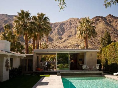 Palm Springs MCM House 1950s Palm Springs, 70s Homes, 1950s Bungalow, Mcm Architecture, Palm Springs Homes, Mid Century Palm Springs, Spring Architecture, Palm Springs Architecture, California Architecture