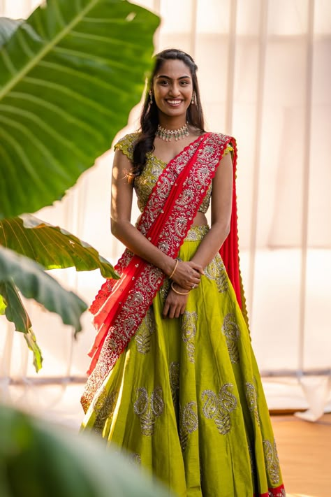 Blissful Telugu Wedding With Decor That Spelled Magic! Red Pattu Half Saree, Langavoni Designs, Telugu Traditional Dress, Half Saree Lehenga Langa Voni, Half Saree For Engagement, Pattu Langa Voni Half Saree, Telugu Half Saree, Half Saree Styling, Lehanga Styling