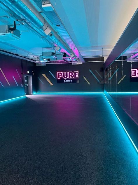 Fitness Studio Lighting, Garage Gym Lighting, Gym Interior Ideas, Gym Lighting Ideas, Home Gym Lighting, Gym Lights, Trx Gym, Club Design Interior, Workout Supplies