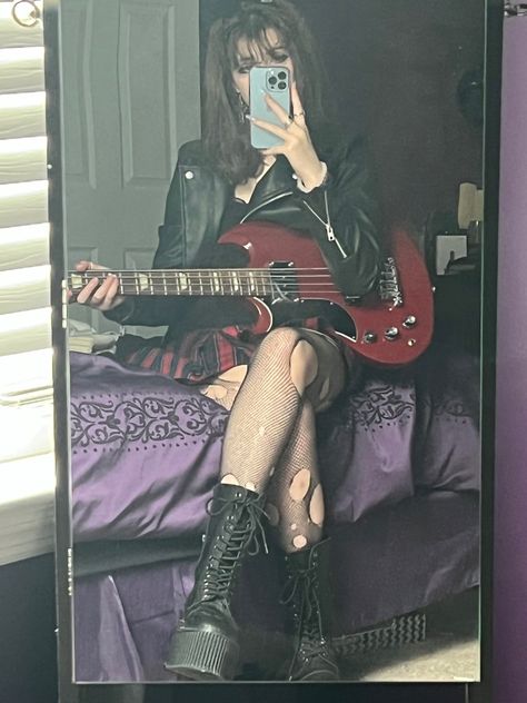 Fem Rockstar Aesthetic, Female Guitarist Outfit, Grunge Band Aesthetic Outfits, Rockstar Aesthetic Women, Rockstar Core Outfit, Bass Guitarist Aesthetic, Rock Core Outfit, Girl Bassist Aesthetic, Arabella Core Outfits