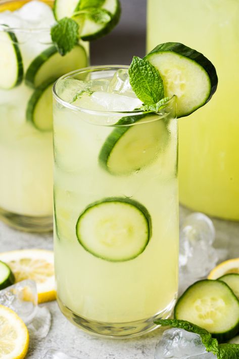 Cucumber Lemonade - Easy Peasy Meals Couture, Cucumber Mint Lemonade, Lemonade Water, Cucumber Lemonade, Mint Slice, Holiday Punch Recipe, Liquid Lunch, Water With Lemon, Drinking Hot Water