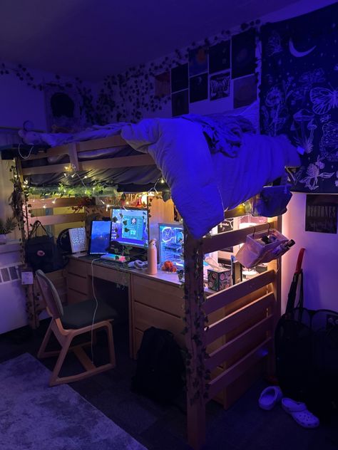 Edgy Dorm Room Aesthetic, Under Bed Hideout Ideas, Room Ideas Aesthetic Grunge Loft Bed, Loft Beds Aesthetic, Loft Bed Rooms Aesthetic, Cool Dorm Decor, Cute Dorm Room Ideas For Two, Grunge Loft Bed, Cozy Dorm Ideas