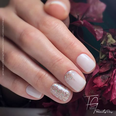 Neutral With Sparkle Nails, Glitter Nails Ombre Sparkle, Nye Nails Natural, White Nails Sparkle Accent, Christmas Wedding Nails Bridesmaid, Simple Nye Nails Short, Neutral Glitter Nails Short, Classy New Years Nails Short, Short Nails Ideas New Year