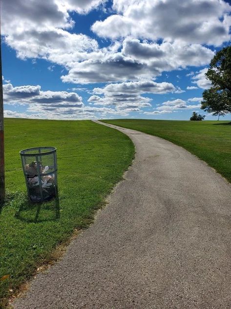 Happy Liminal Space, Places That Feel Strangely Familiar, Strangely Familiar Places, Liminal Aesthetic, Odd Pictures, Dreams Core Aesthetic, Dreamscape Architecture, Eerie Places, Weird Core