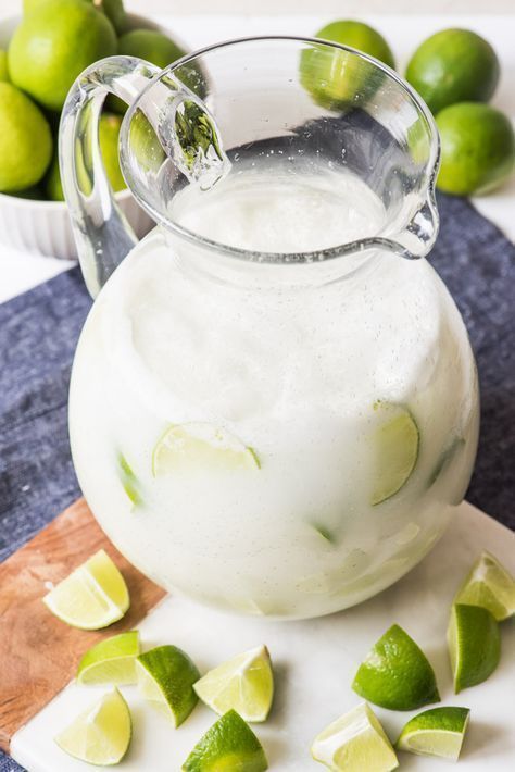 Brazilian Lemonade, Lemonade Recipes, Juice Drinks, Smoothie Drinks, Limes, Party Drinks, Non Alcoholic Drinks, Refreshing Drinks, Mocktails