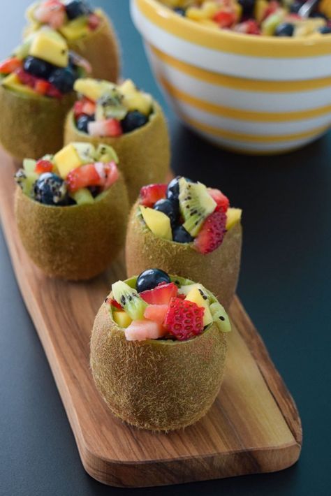 Stuffed Fruit, Fruit Salad Cups, Kiwi Dessert Recipes, Fruit Cup, Tropical Fruit Salad, Fruit Kebabs, Tropical Desserts, Low Calorie Dessert, Tropical Food