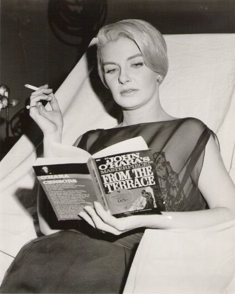 Paul Newman Joanne Woodward, Celebrities Reading, Joanne Woodward, People Reading, Women Reading, Book Rack, How To Read People, Sean Penn, Orson Welles