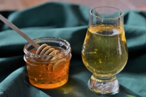 Wine Making Recipes, Honey Mead, Mead Wine, How To Make Mead, Alcohol Infusion, Mead Recipe, Tea Drink Recipes, Brewing Recipes, Homemade Liquor