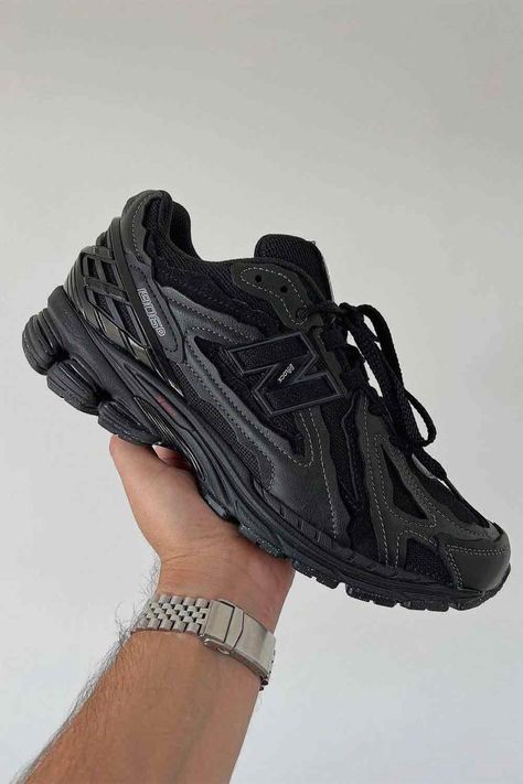 Black Sneakers Aesthetic, Full Black Sneakers, Full Black Shoes, Baddie Sneakers, Medical Shoes, Pretty Sneakers, Sneakers Noir, Classy Outfits Men, Black Nike Shoes